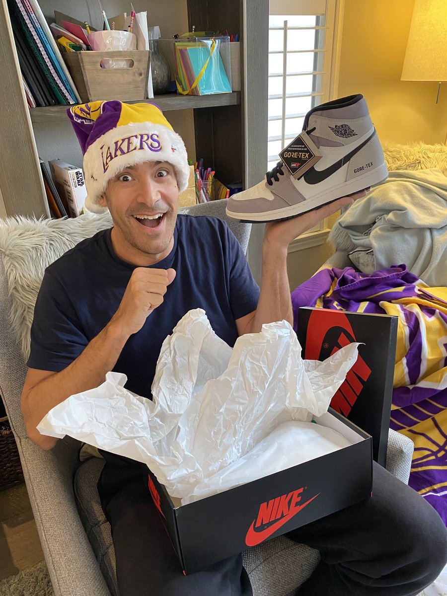 RaoulMartinezTV's tweet photo. It’s a #sneakerhead #Christmas! 
🎄🎅🏼🔥🔥🎅🏼🎄 #MerryChristmas #MerryKicksmas 👟👟 
@ShopOverload #shoplocal #jordans #jordan1  #HandCrafted #Jordan1 #Element
#GoreTex #LightBone #sneakers @nicekicks https://t.co/5TNcXueDFV
