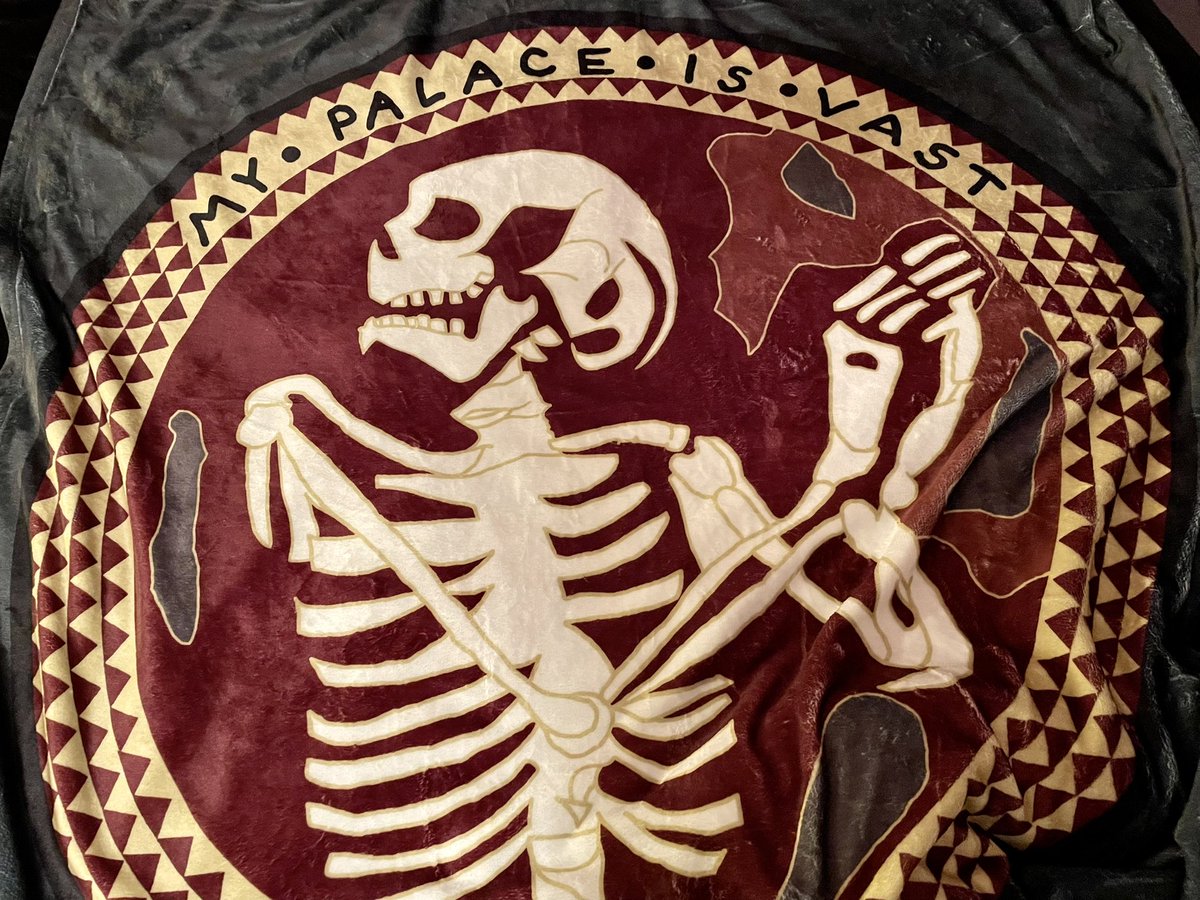 ScaryElwes's tweet photo. happy holiday time everyone! this year i got a gorgeous throw blanket from @RavenstagO that is so big and so soft, and also features one of my favorite images from the show! thank you so much and also to the organizers of the event! @FannibalGift #FannibalGift2021 https://t.co/wQPExQC19Z