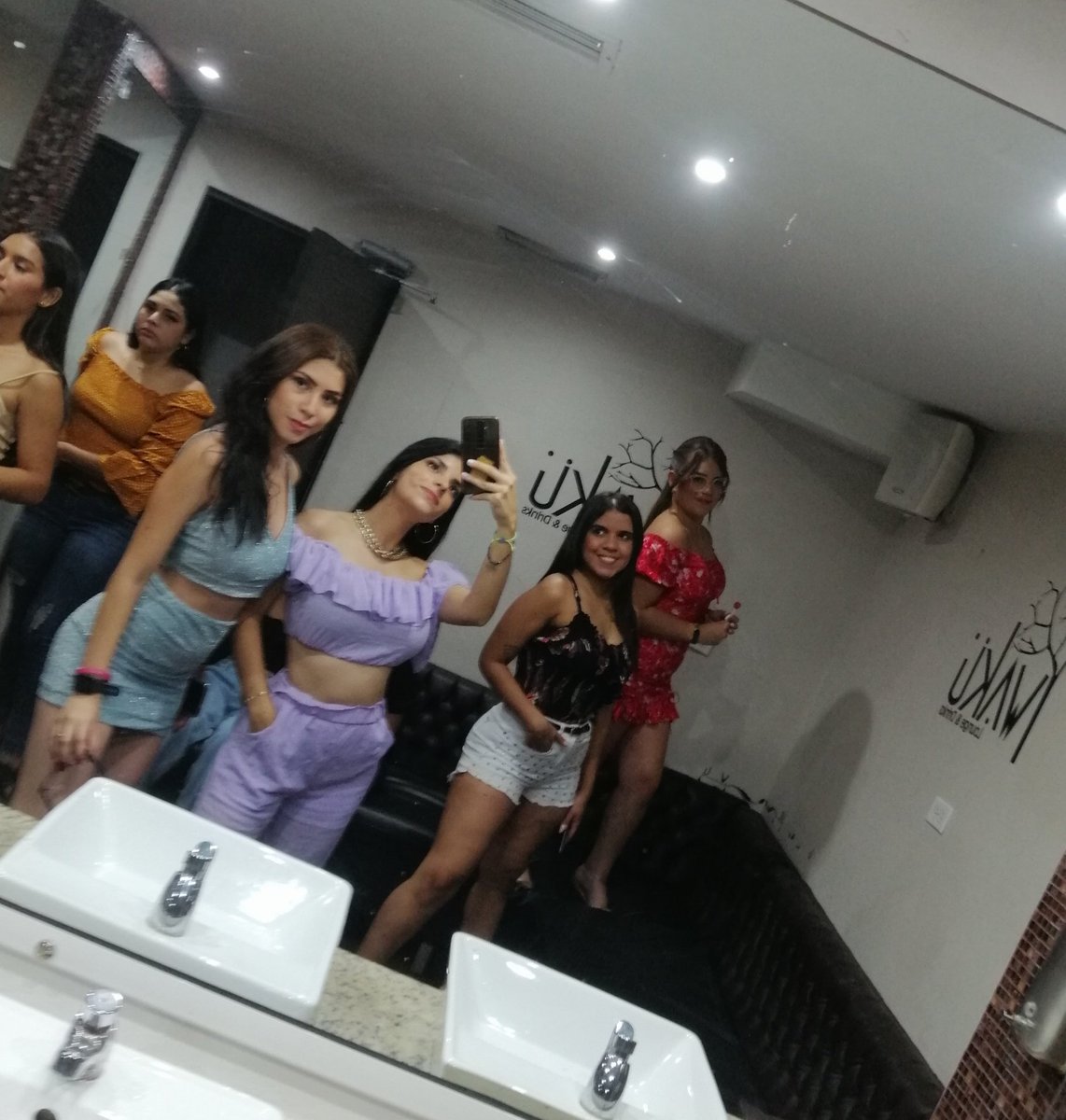 Andreamenaa's tweet photo. Una de las paradas que hicimos este 24/25 dic 🤣 hpta waku te odi https://t.co/aWumYyjqxa