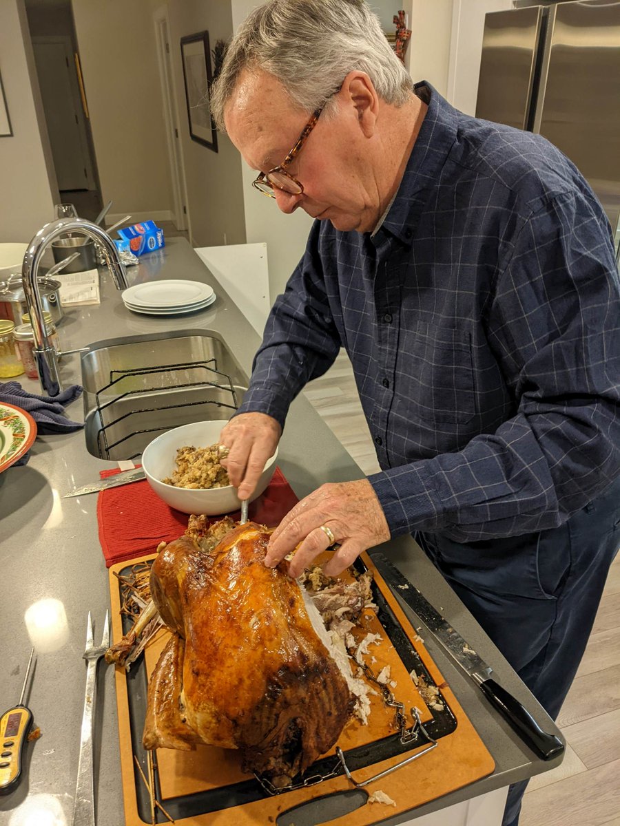 WineCharlatan's tweet photo. My dad carving the 18 pound turkey that is only feeding 3 people. It was supposed to be 7 people. A potential covid exposure has my parents and one of my sisters, and that bird, trapped in the condo until they can get tested. At least they won't starve.
#NoTurkeyForMe https://t.co/eqNWZZYeSN
