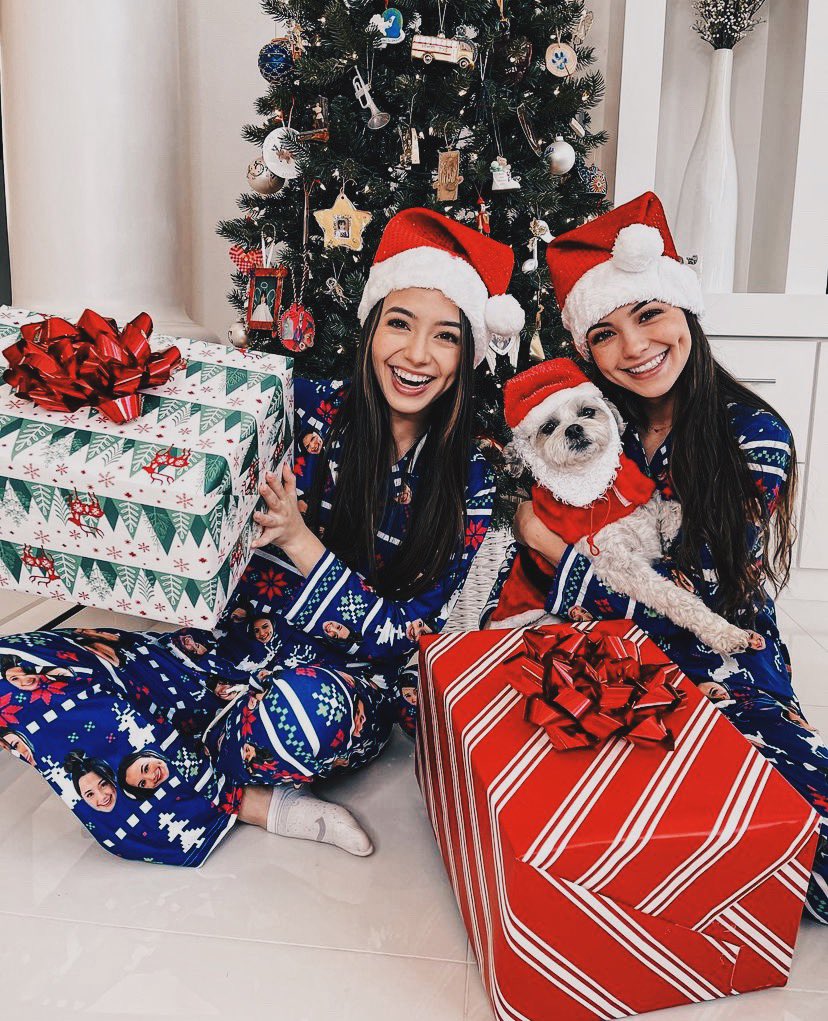 lolmerrell's tweet photo. Merry Christmas &amp; happy holidays!! ❤️💚 https://t.co/sHaOHMKhcu