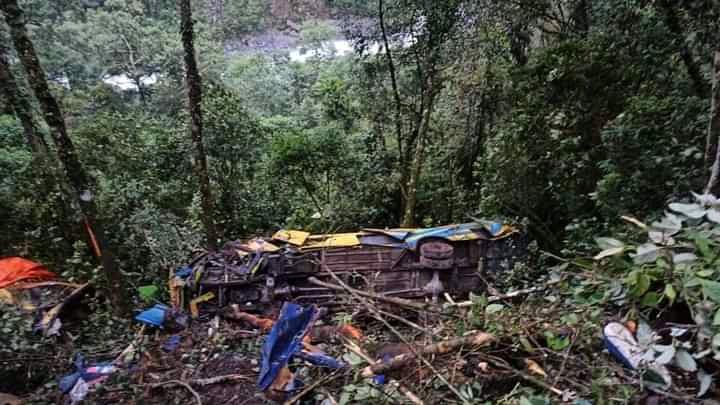 info_sem's tweet photo. #InfoSem #Bolivia
ACCIDENTE DE TRÁNSITO EN LOS YUNGAS DEJA  FALLECIDOS Y HERIDOS

El Bus de la empresa "Trans 15 de Agosto" de La Asunta se embarrancó la tarde de este sábado altura Puente del Diablo. 

Comunarios publicaron la lista de los pasajeros que iban en la vehículo. https://t.co/oQFfk5B8hZ