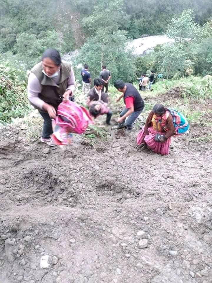 info_sem's tweet photo. #InfoSem #Bolivia
ACCIDENTE DE TRÁNSITO EN LOS YUNGAS DEJA  FALLECIDOS Y HERIDOS

El Bus de la empresa "Trans 15 de Agosto" de La Asunta se embarrancó la tarde de este sábado altura Puente del Diablo. 

Comunarios publicaron la lista de los pasajeros que iban en la vehículo. https://t.co/oQFfk5B8hZ