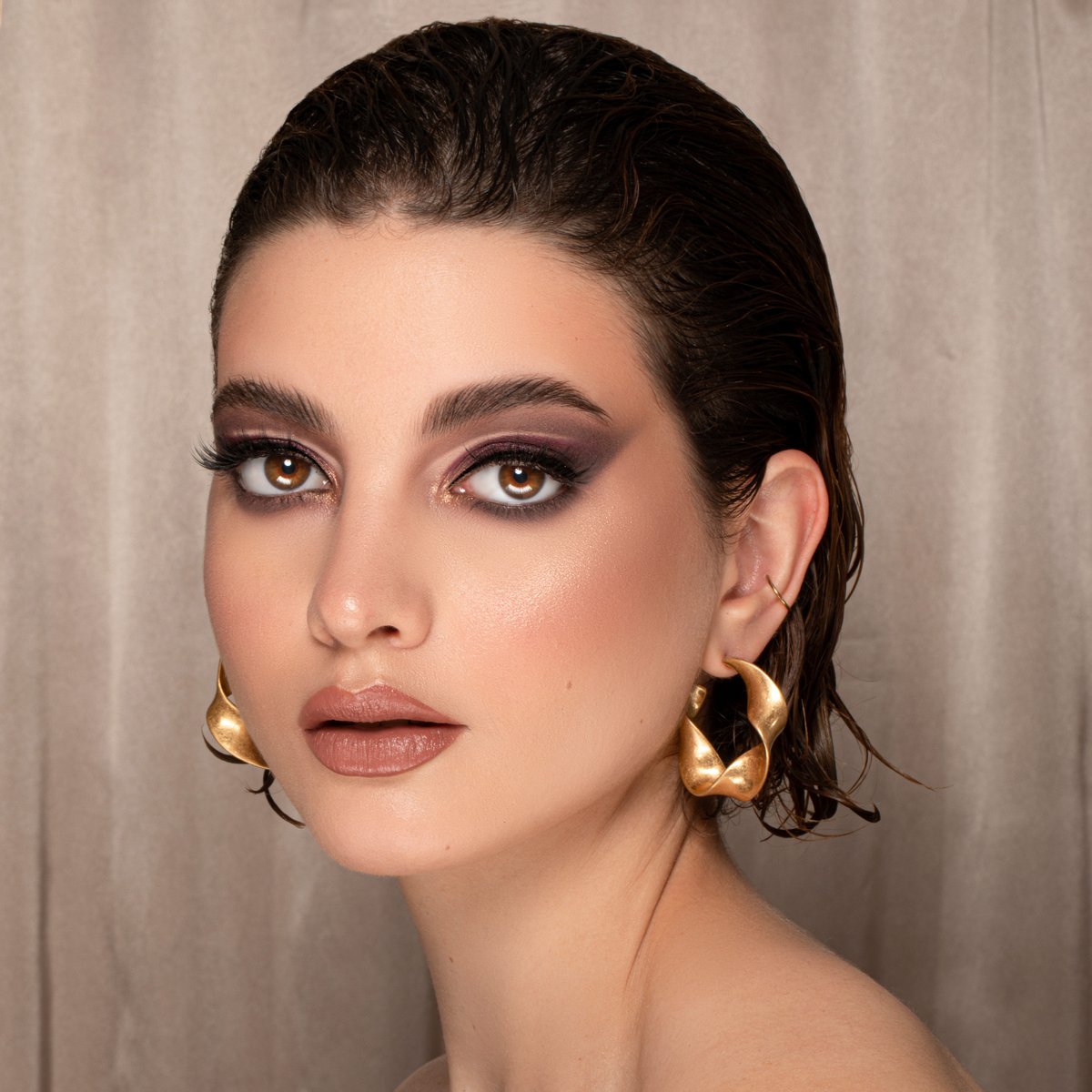 SigmaBeauty's tweet photo. I'm recreating this look for _____! ✨🖤Fill in the blank above in the comments👇
Shop now: https://t.co/K9f1ZdQNLf
#sigmabeauty #sigmamakeup #sigmabrushes #makeup #beauty #mua #eyeshadow #brushes #cleanbrushes #cleanbeauty #magnifiquecollection #12daysofsigma #holidaymakeup https://t.co/bCk1FYZwSi