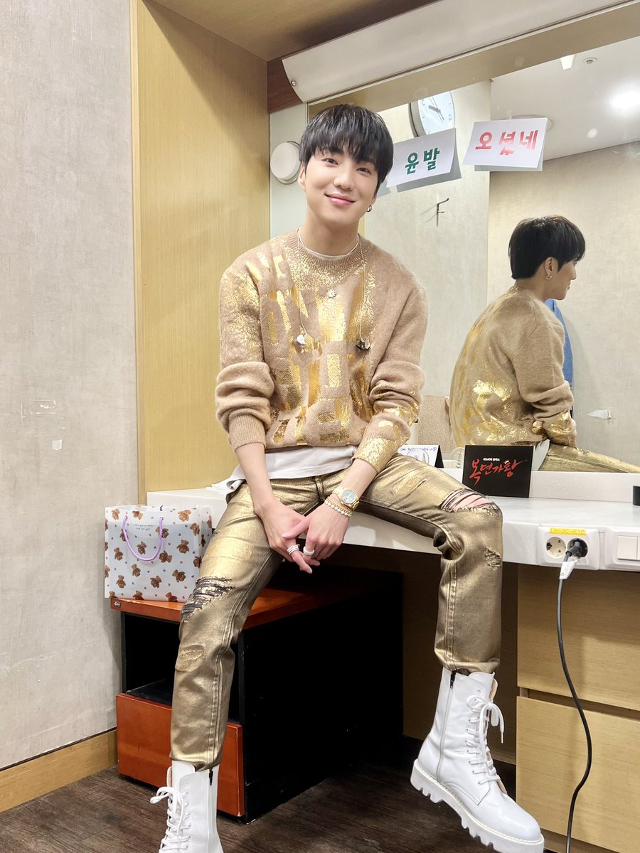official_yoon_'s tweet photo. 윤발이와 함께하는 일요일💙 https://t.co/6FE5JMkBor