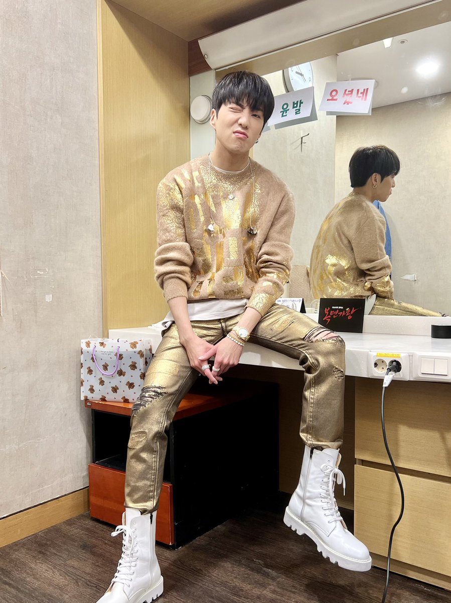 official_yoon_'s tweet photo. 윤발이와 함께하는 일요일💙 https://t.co/6FE5JMkBor