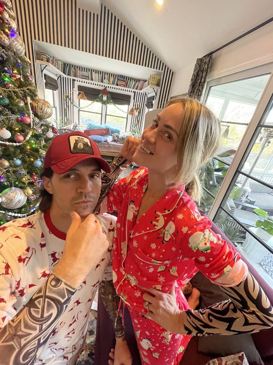 barryzitomusic's tweet photo. Merry Christmas! 🎄🎁 #familyfunday #pjparty #bestdayever #cinammontoast #eatingallday #nevergrowup #grillz https://t.co/gVLax0eCrt