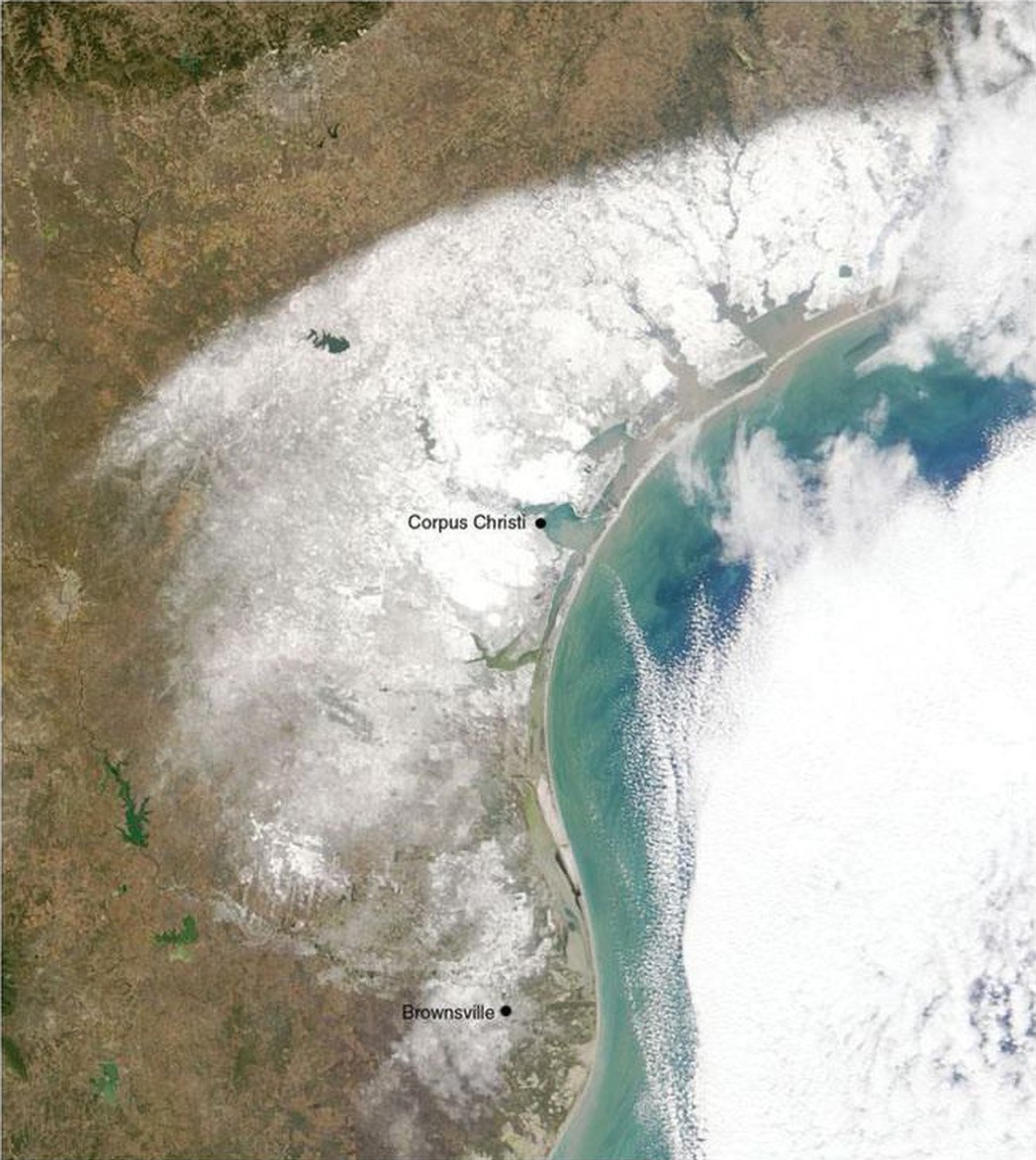 TracesofTexas's tweet photo. Satellite shot of snow coverage along the Texas coast on Christmas day, 2004. https://t.co/9IznzWk3UJ