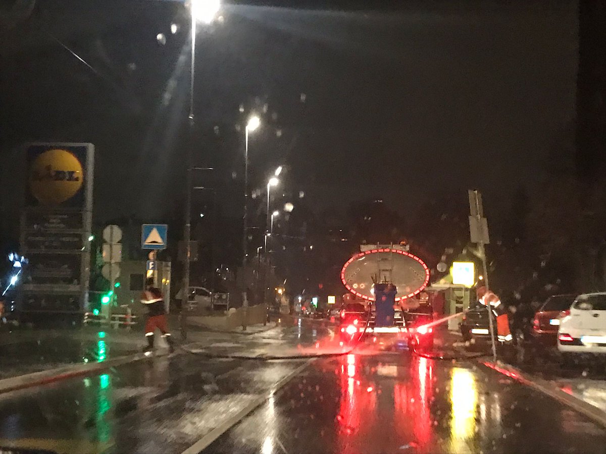 IvonaStariGrad's tweet photo. Halo, @prijavi_problem kako bih rekla, lije kiša, kišna kanalizacija ni u jednoj ulici ne radi, oplakujem sudbinu što nemam gliser ili bar auto na vesla, molim boga da ne drknem u neku rupu i izvalim točak, vi šaljete ljude da peru ulice. Sad? Da li ste svesni da niste normalni? https://t.co/aiLzx8zDjt