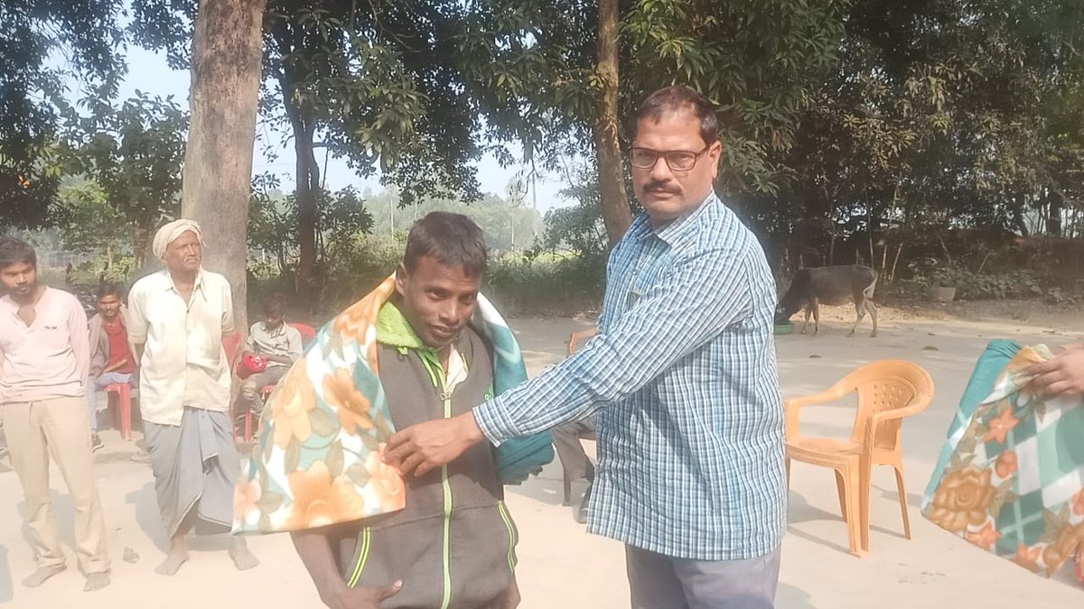 nitish_ojha's tweet photo. लालगंज /प्रतापगढ़ ।पूर्व प्रधानमन्त्री अटल विहारी वाजपेयी के जन्मदिवस पर प्रतिवर्ष की भांति इस वर्ष भी उज्जवल लोक कल्याण चेतना समिति तारापुर के द्वारा आयोजित किया गया दिव्यांगजन सहायता शिविर। शिविर के तहत पच्चीस दिव्यांगों को समिति द्वारा वितरित किया गया निशुल्क कंबल । https://t.co/qpWtZAFEKL