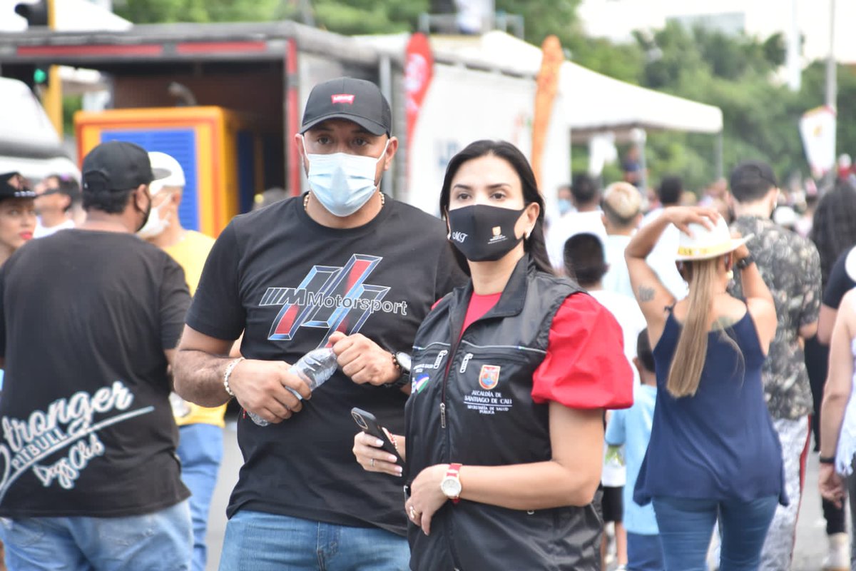 MiyerlandiT's tweet photo. En @SaludCali trabajamos de manera articulada con las secretarias de la @AlcaldiaDeCali
Desde muy temprano estamos presente en la Calle de la Feria realizando seguridad, control y prevención.
Velamos por que el #Salsódromo2021 sea un espacio #Bioseguro https://t.co/MX8jUQ2Rhw