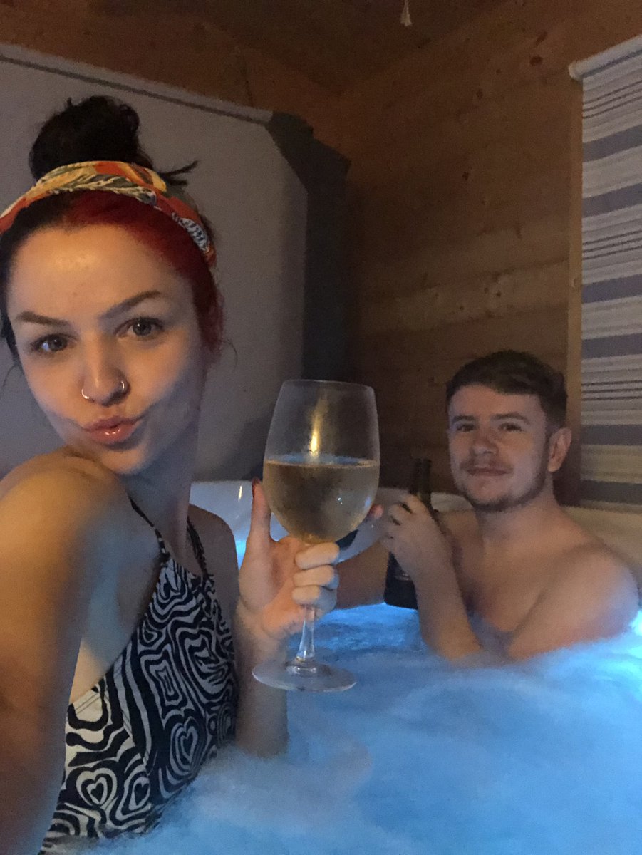 miap96's tweet photo. Had a bluddy lovely Christmas with (some of) the family! 🎄

Also my 7th Christmas with Joe🥰 Relaxing in the hot tub now - stunninnnn😌🥂 https://t.co/128APliBvr