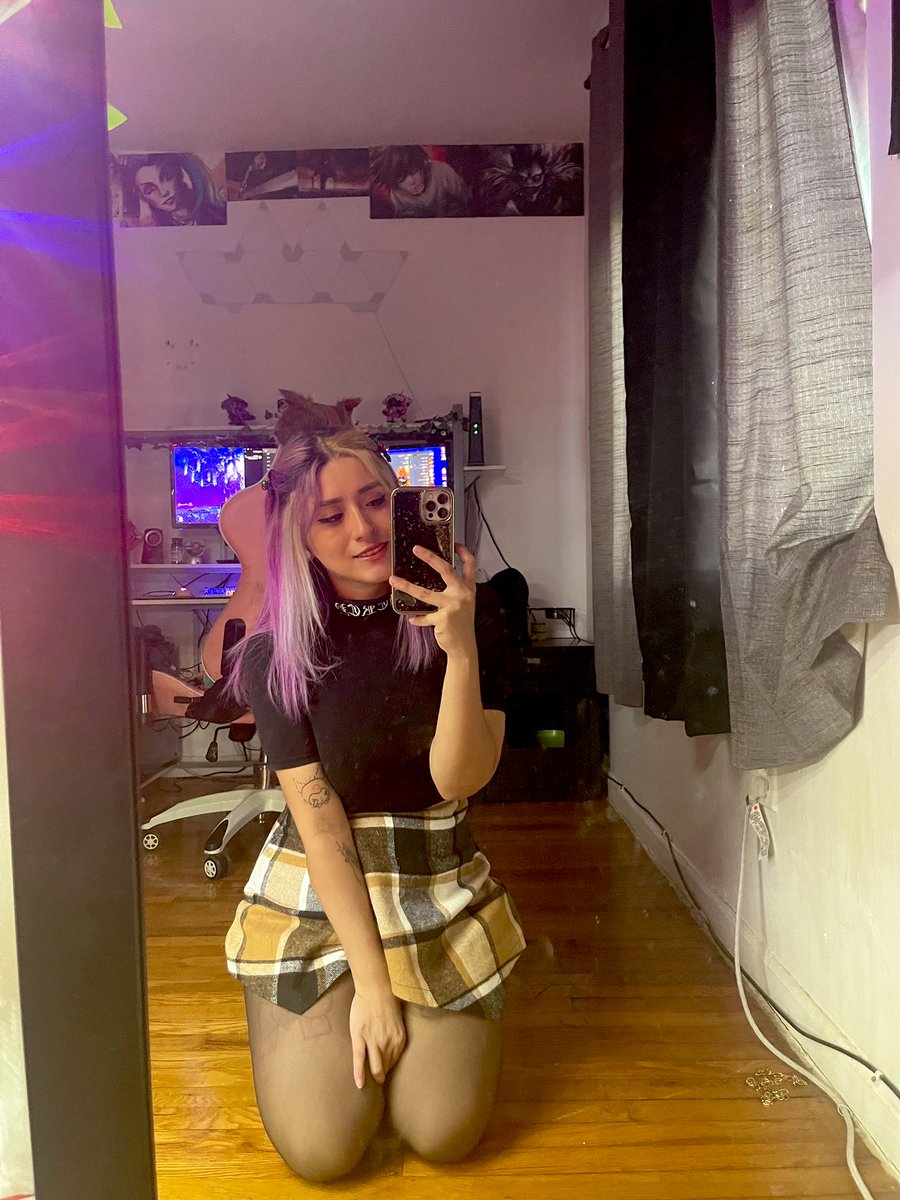 Xohwie's tweet photo. Merry Crimus 🎄✨
Ft. My crusty mirror and cables💀 https://t.co/Dpg9RBJ8iV