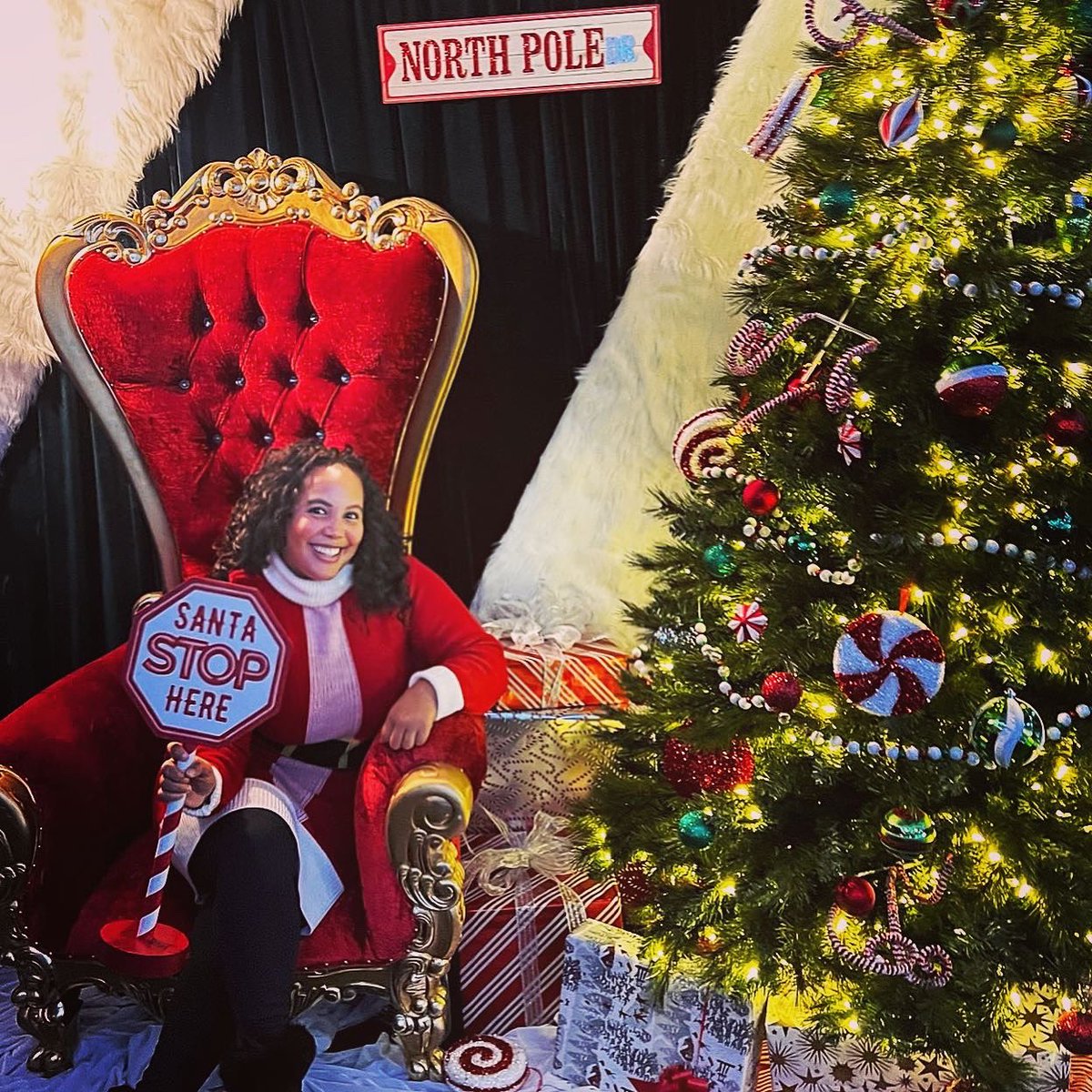AmberRobReports's tweet photo. Miss Claus’n 🛷 this #Christmas🎄!!! https://t.co/Hx0IuIGT4O