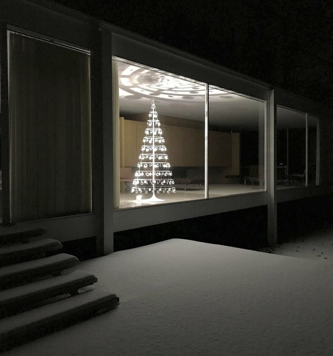 BauhausMovement's tweet photo. 🎄Happy Holidays from Edith Farnsworth House, Ludwig Mies van der Rohe. https://t.co/SeYGw53cYX