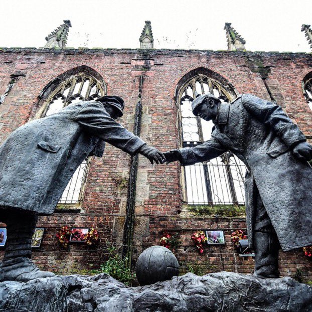 Mercado_Ingles's tweet photo. Un día como hoy en 1914, las tropas británicas y alemanas dejaron de luchar en la Primera Guerra Mundial para tener un partido de fútbol en un pedazo de territorio neutral en el día de Navidad 🏴󠁧󠁢󠁥󠁮󠁧󠁿⛄️🇩🇪 https://t.co/pCFt5rLKNQ