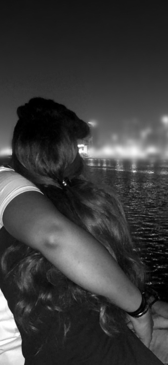 احفظ الشخص اللذي تكسوك كلماته بالأمان و تُشعرك بالعافيه ، ذلك اللذي إن مالت عليك الدنيا لا يميل و إن تنكّر الكل في وجهك لا يتنكّر، ذلك اللذي يزرع فيك شعورًا عظيمًا أن الحياة بخير، اللذي إن رآك في أسوأ حالٍ سيجُمّل الدنيا في عينيك .. بل ويخلق ألفَ سببٍ لتغدو بخير، احفظه ما حييت !