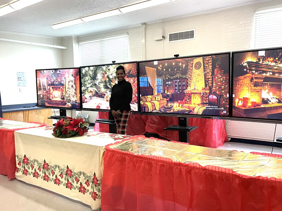gloriabrownprin's tweet photo. @school_moore @SharonW1933 It’s the ambiance for me. Just waiting on the smoke salmon and lasagna. #PartnershipsMatters #ForeverGrateful https://t.co/DSUTPK8zVy