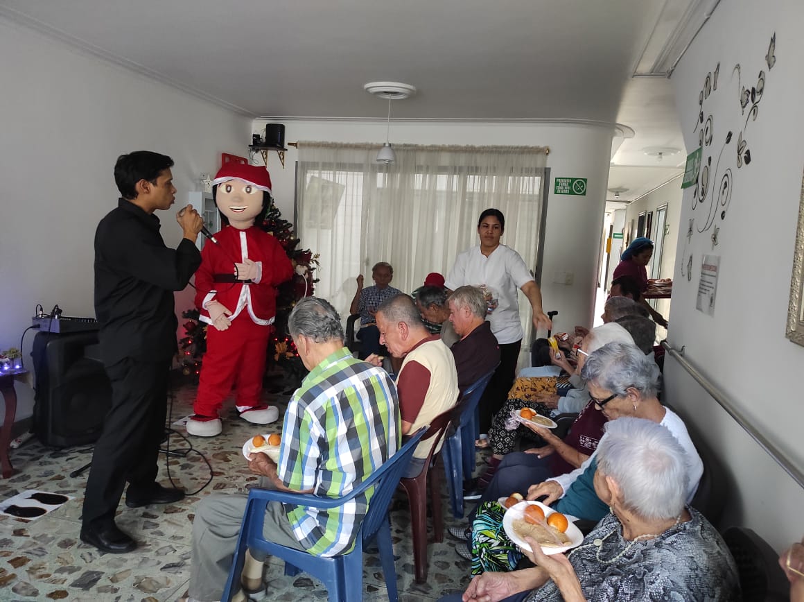 CorporacionBAF's tweet photo. En estas navidades de la mano de nuestros amigos de #Medellín  compartimos con nuestros adultos mayores.  #Filantropia #AmorFraternal https://t.co/l42U0UftTS