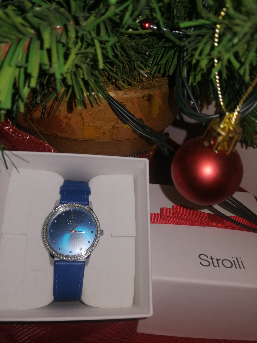 MartyCM8's tweet photo. Ragalino sotto l'albero 😍 #stroili #orologio #regali #25dicembre https://t.co/VZu0ifzT2I