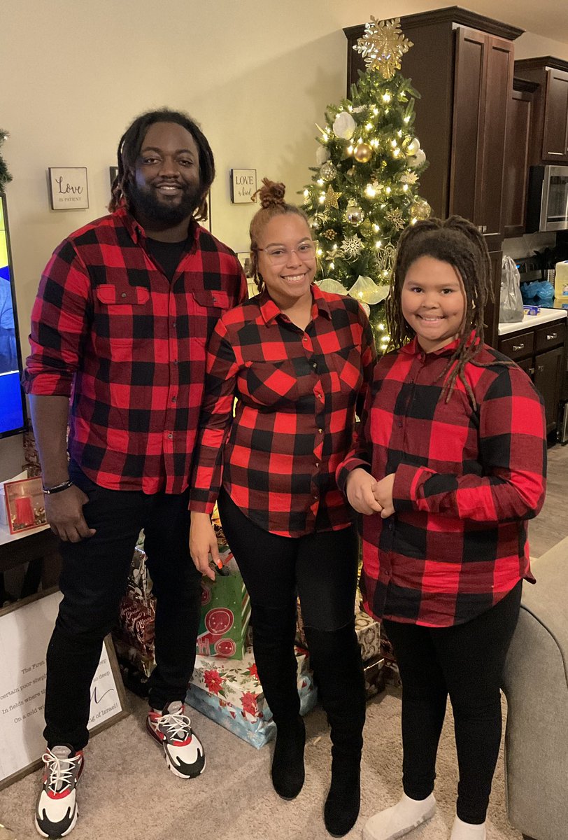 heyitporshia's tweet photo. Merry Christmas from the Hancock’s 🎄 #3outof4 Ari wouldn’t cooperate https://t.co/as1N3HBQ3k