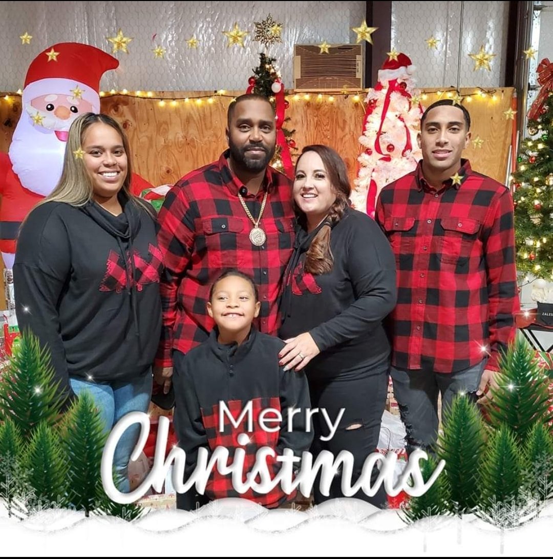 MonicaMPhillips's tweet photo. Merry Christmas 🎅 from my family to yours!! #ThePhillips https://t.co/jDhFK4plG3