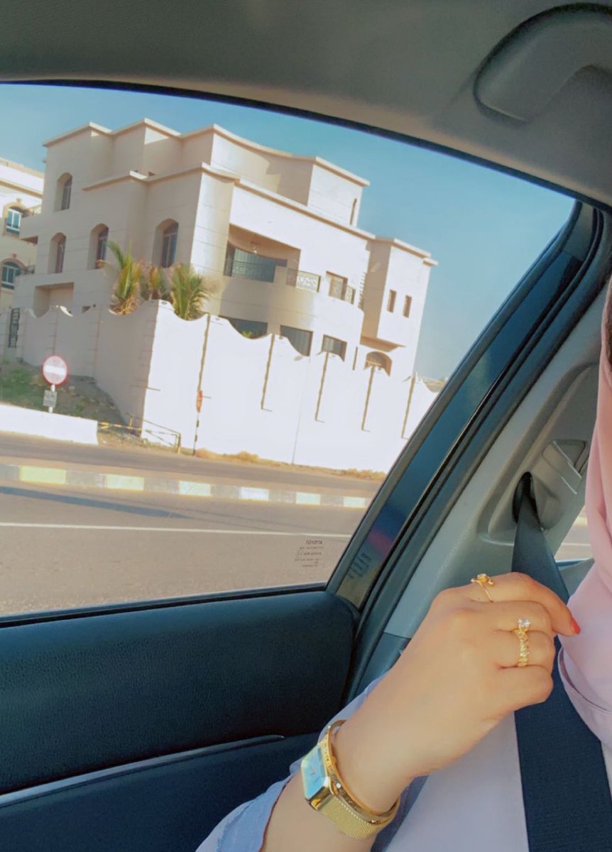 انتظرتك ليه طولت الغياب
وانت عارف لامن غبت غابت فرحتي