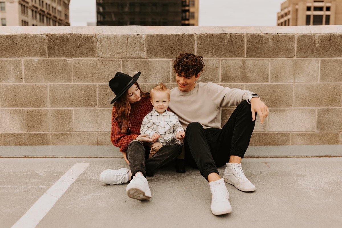 Skiinate's tweet photo. happiest of holidays with my lil family 🥰 https://t.co/75yvoeMDm4