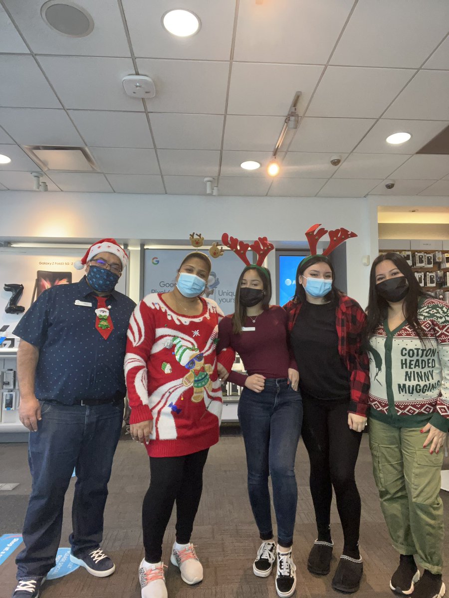 rsmveronicaa's tweet photo. Merry Christmas 🎄🎁 from the Jackson Heights team ♥️ @KirkBailey17 @MarkyMark_718 @OneNYNJ https://t.co/91EOP9XH9t