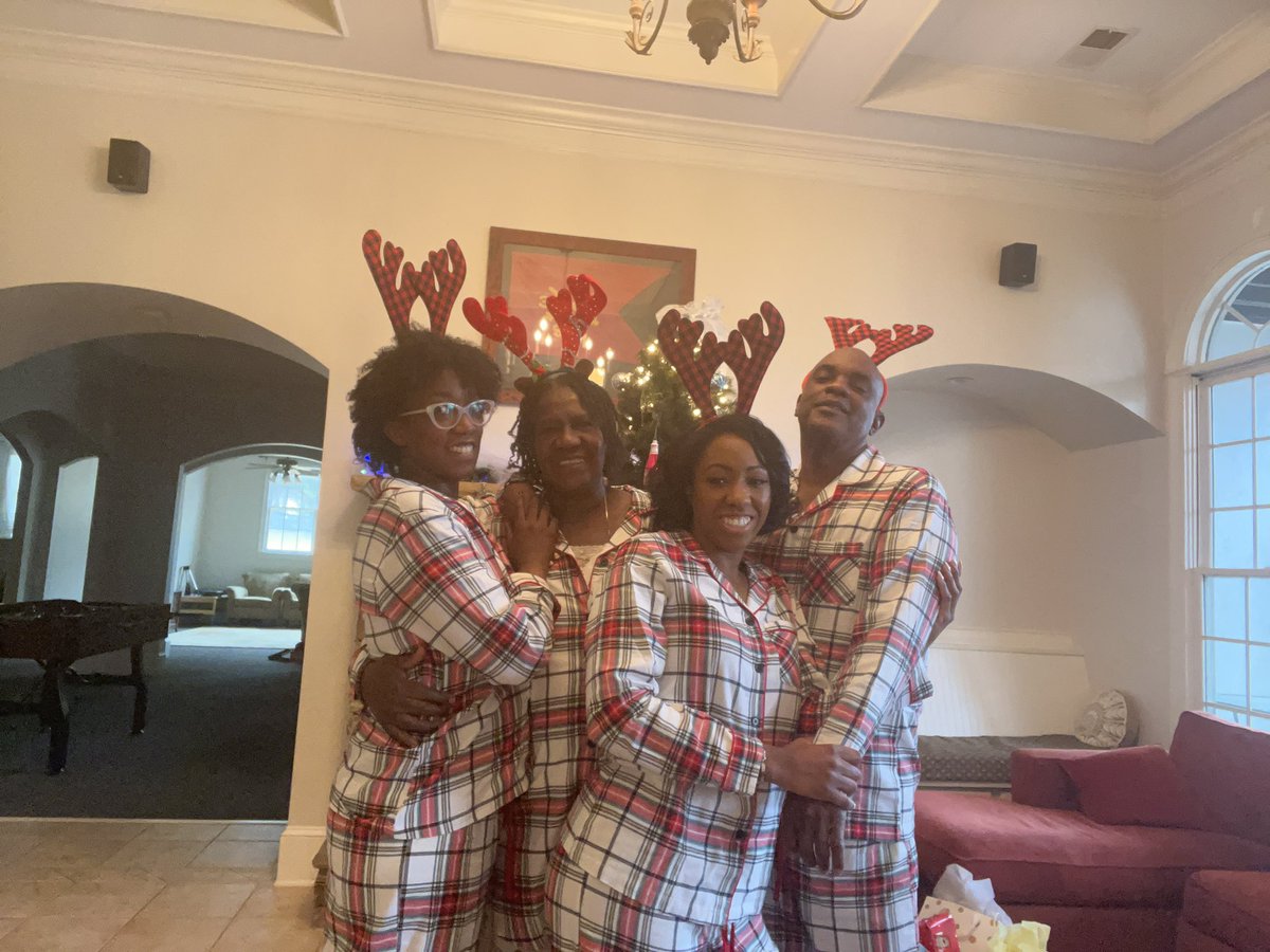 ReadDontRamble's tweet photo. Meeerrryyy Christmas Everyone! I hope your naps were delightful and someone cleaned the mess in the kitchen….👀 https://t.co/sk3PHOyjhb