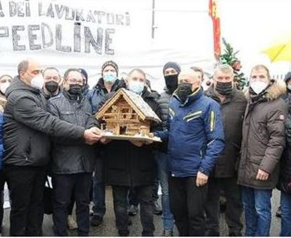 FimVenezia's tweet photo. #SPEEDLINE #RESTA #A #TABINA Oggi al presidio dei lavoratori Speedline collegamento con Rai3 in questa giornata natalizia consegna inoltre di un presepe dall'artista Lorenzo Pegoraro come simbolo di speranza e fiducia per questa difficile vertenza. https://t.co/yQcvh6Qq10