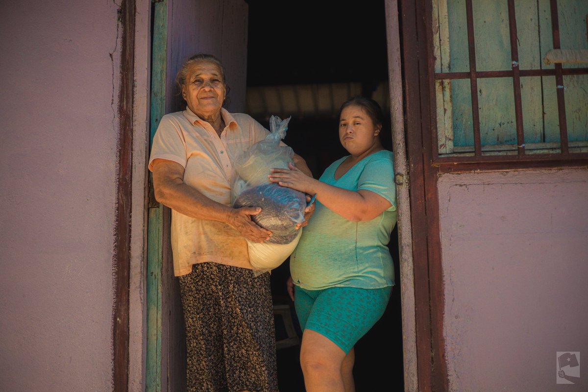 +Fotos| Nuestro buen Gobierno Sandinista, a través de Promotoría Solidaria y Juventud Sandinista, realizaron la entrega de Paquetes Alimenticios a las familias protagonista.

✊🇳🇮🔴⚫

#DiciembreEnPazYVictorias 
#Nicaragua
#25Diciembre