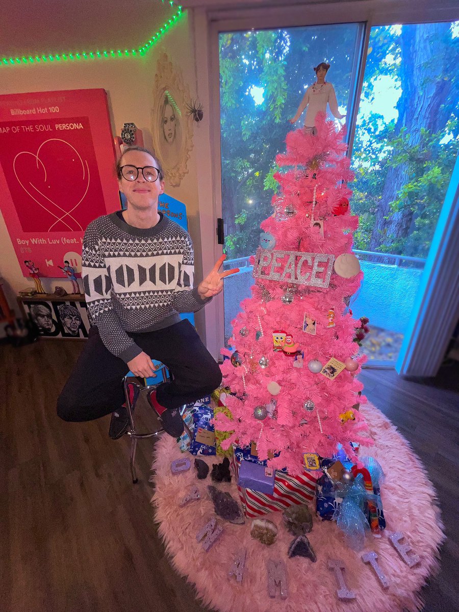 LiamMcEwan's tweet photo. Happy Holidays! Whatever you celebrate, wherever you are… Sending you all my festive love and peace. ❤️🎁 https://t.co/mnxrIxGhrV