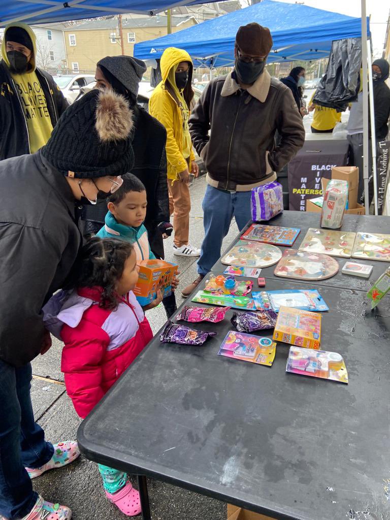 zellieimani's tweet image. BLM Paterson hosted a free Christmas Day Distribution Saturday morning on Carroll Street. 

Christmas dinners, toys, and clothes were distributed to community members. 

If you’re in the giving spirit. Please donate $5 to support our work. 
$blmpaterson cashapp ❤️