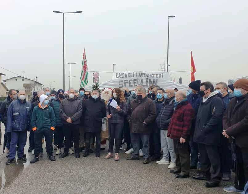 FimVenezia's tweet photo. #SPEEDLINE #RESTA #A #TABINA Oggi al presidio dei lavoratori Speedline collegamento con Rai3 in questa giornata natalizia consegna inoltre di un presepe dall'artista Lorenzo Pegoraro come simbolo di speranza e fiducia per questa difficile vertenza. https://t.co/yQcvh6Qq10