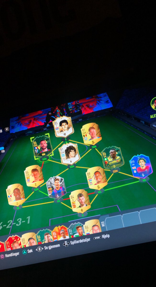 sheriff_12's tweet photo. My team rn😍 Also got 70k! And got red lewandowski😍 https://t.co/B8dnTU8a7C
