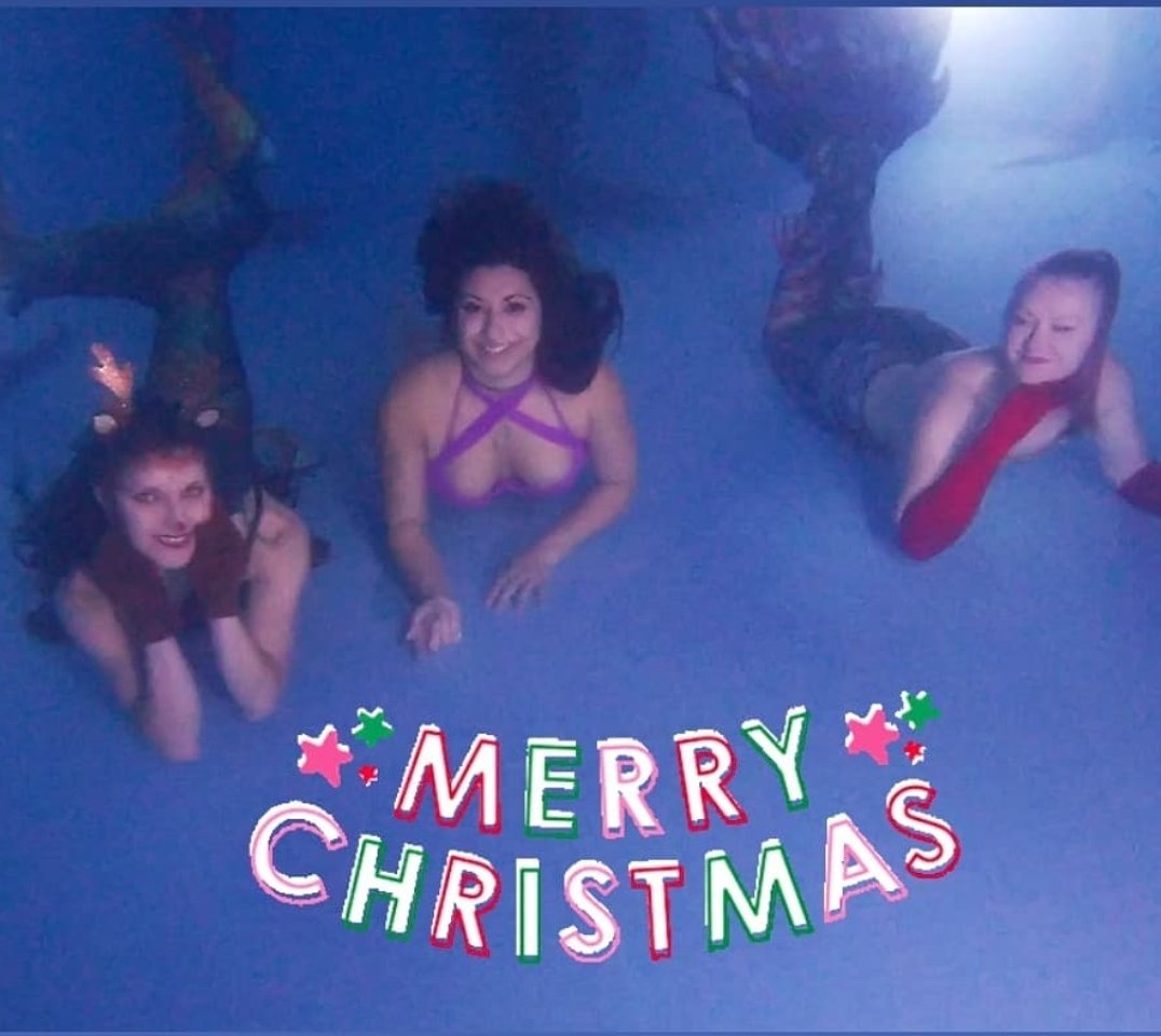 Hope everyone has had a Flippin FINcredible Christmas!

Sending Love In a Bauble!!!

#Mermaids
#mermaidchristmas
#Christmas 
#Christmas2021 

📷 @Miss_Twinkle 
@Mermaid_Athena_ 
@MermaidLunaUK1
