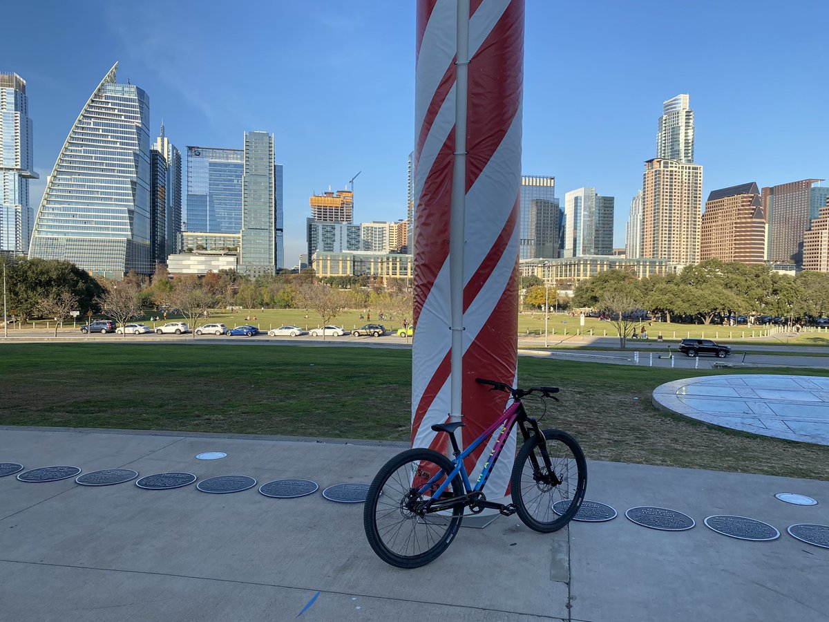 TheAmandaHouse's tweet photo. Merry Christmas! It’s 77 here in Austin, perfect weather for a Christmas bike ride. https://t.co/J7BBrYRbLL