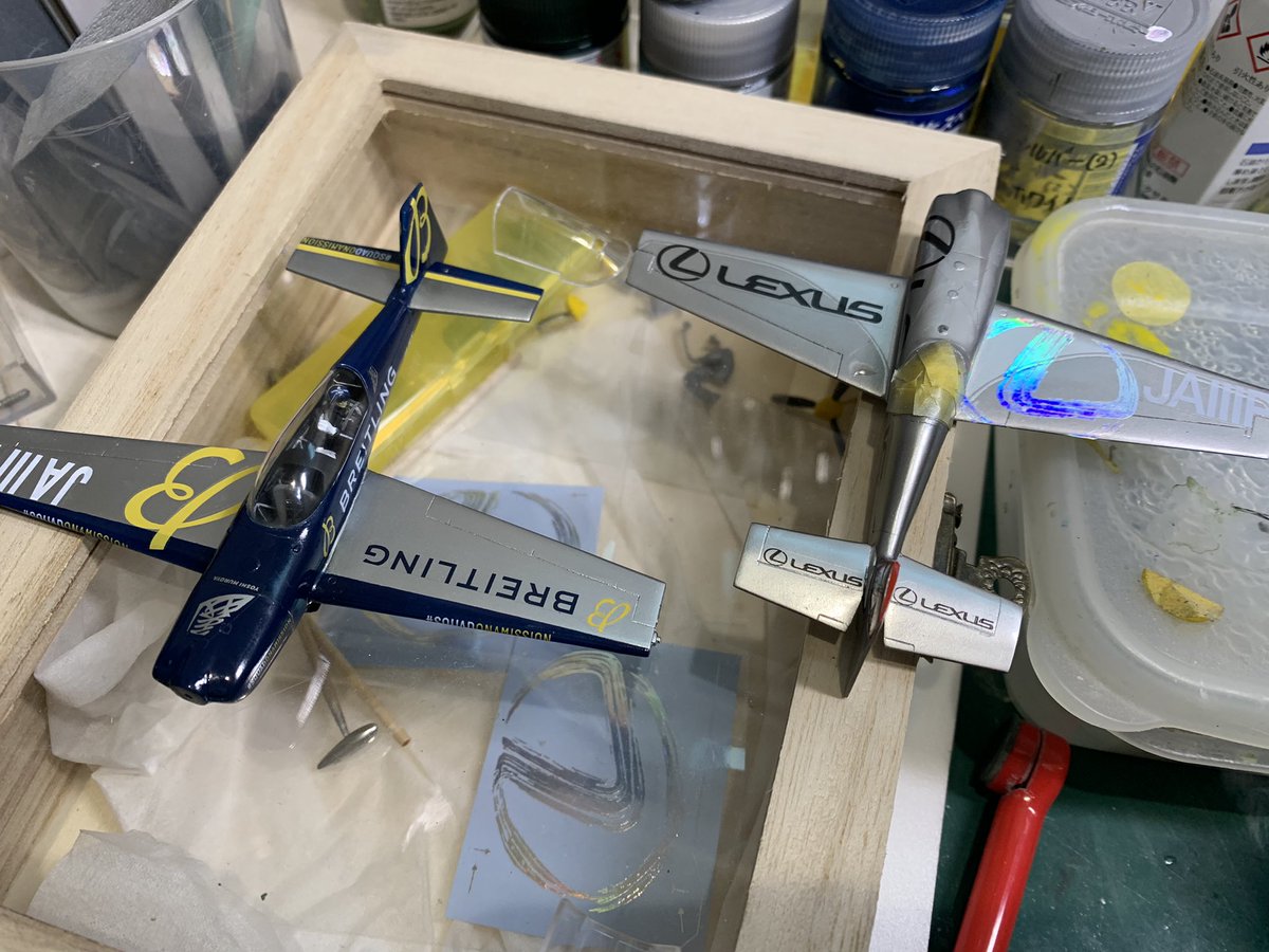 B7rO3's tweet photo. 朝から🥰
モデ活動😆
デカールを貼り直しました😆
#室屋義秀
#BRENGUN #72スケモ
#EXTRA330LX #BREITLING
#EXTRA330SC
#LEXUS https://t.co/xWJ0aZGSW0