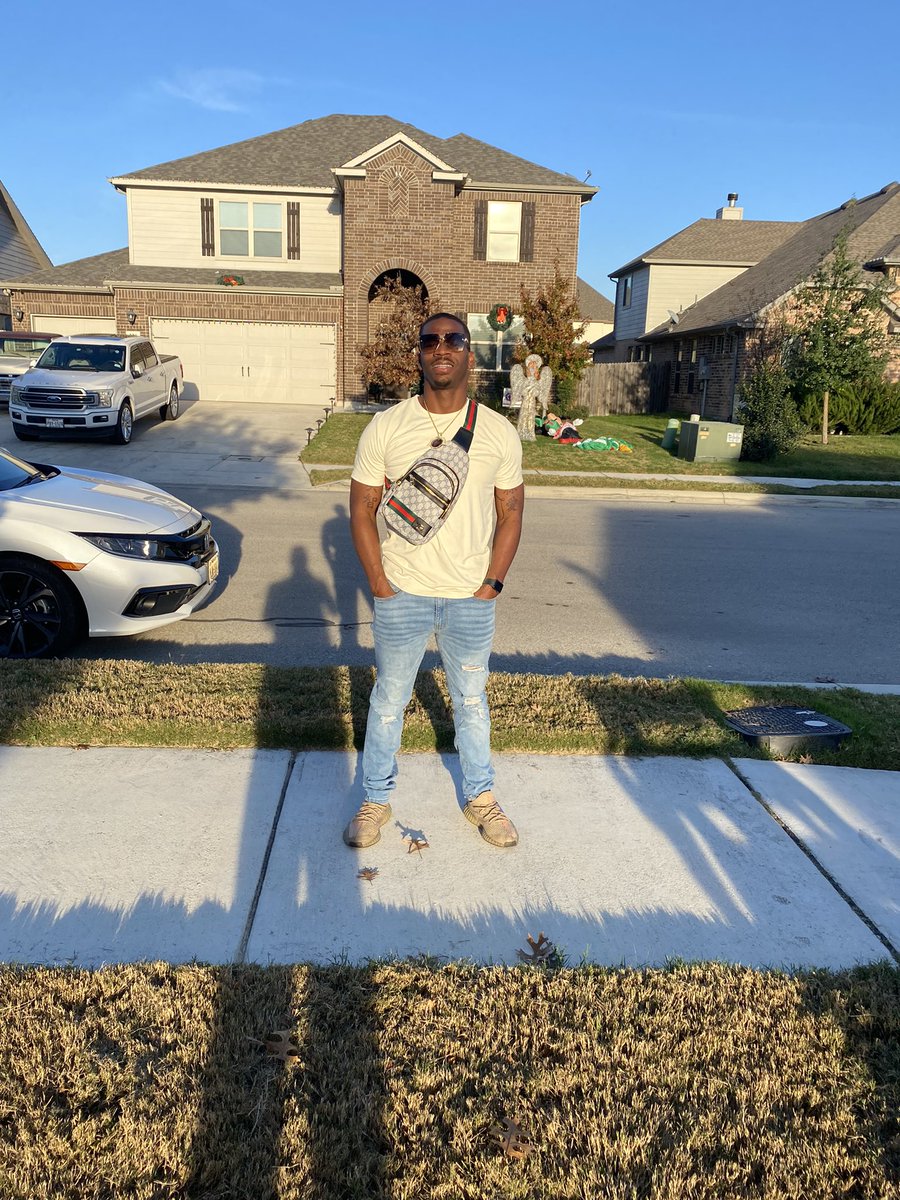 CoachDWilli's tweet photo. You made it hard for me because I know I can’t hear your voice, see you, and play around on this side. You made easy for me to smile again because every time I think of you I see your smile! I know you good! #LoveYouBro #LLMelly❤️ https://t.co/U2bX9b8W0w