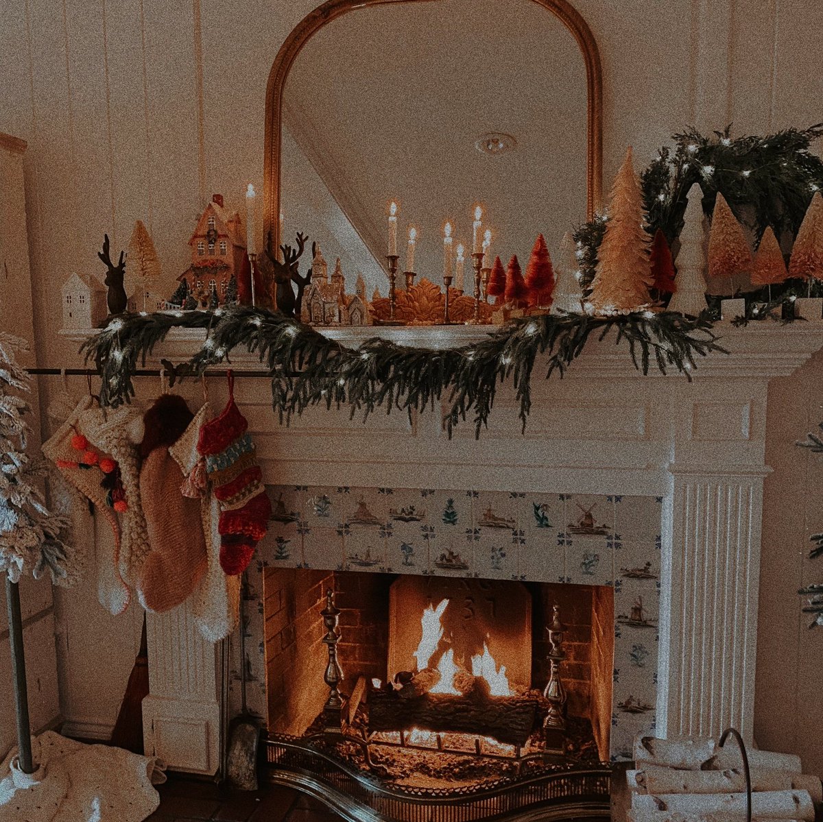 dyniot's tweet photo. ⠀
⠀⠀⠀⠀⠀⠀era uma casa 🎄 kiribaku au

Todos os anos, a casa de Bakugo se tornava assunto no bairro, tendo sua decoração natalina considerada a mais bonita e extravagante. Até esse ano, aparentemente, já que seu vizinho parece estar disposto a arruinar sua reputação. https://t.co/Qfjv5IzAR8