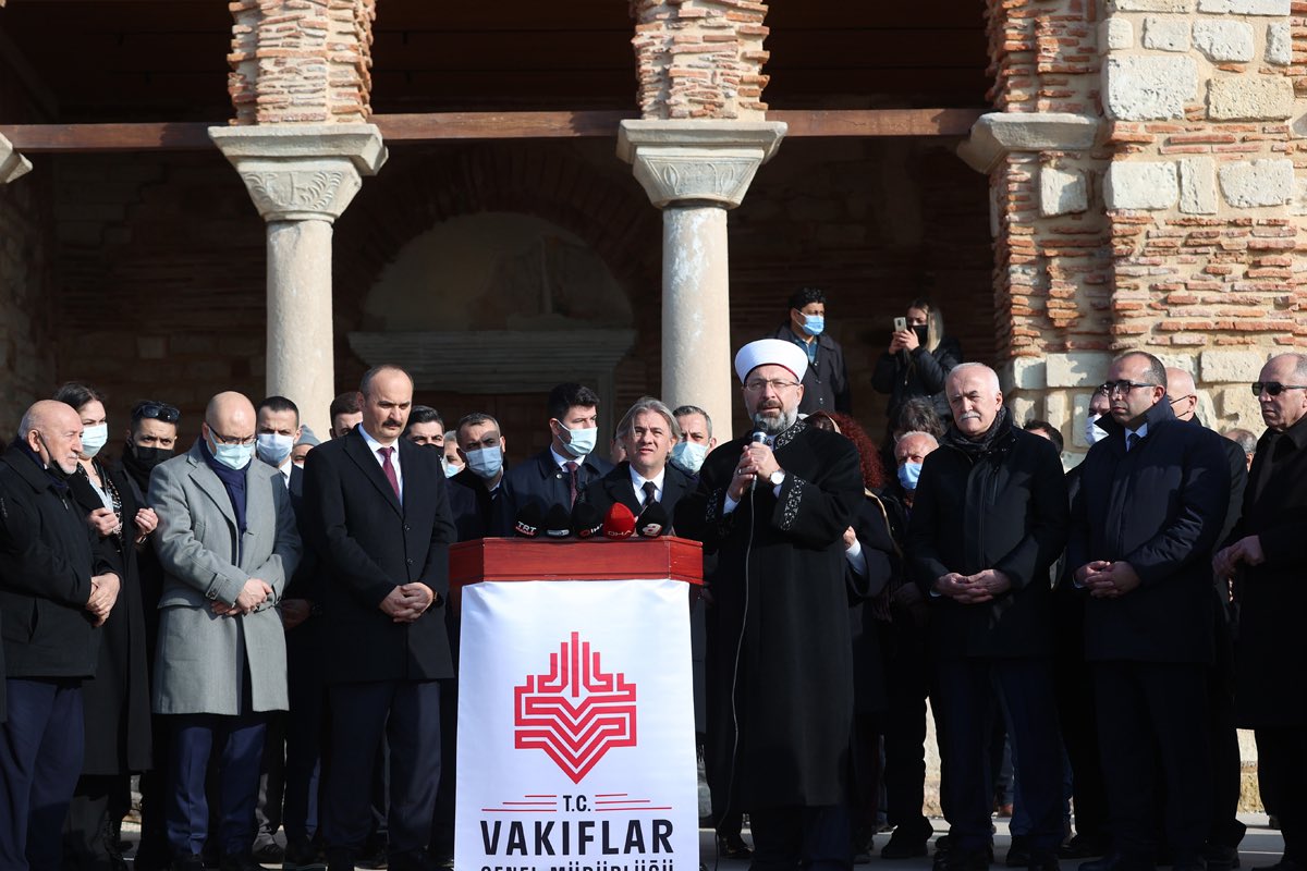 BaharKimyongur's tweet photo. La reconversion d’une église grecque en mosquée par Ali Erbaş, ministre du culte sunnite (#Diyanet) la veille de Noël (!) est une nouvelle provocation de la dictature Erdogan envers les minorités chrétiennes.
Tout démocrate sincère devrait dénoncer ce crime. https://t.co/2AuexWqwtf