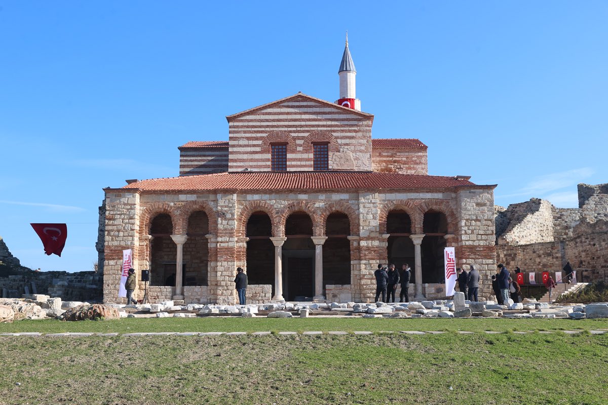 BaharKimyongur's tweet photo. La reconversion d’une église grecque en mosquée par Ali Erbaş, ministre du culte sunnite (#Diyanet) la veille de Noël (!) est une nouvelle provocation de la dictature Erdogan envers les minorités chrétiennes.
Tout démocrate sincère devrait dénoncer ce crime. https://t.co/2AuexWqwtf