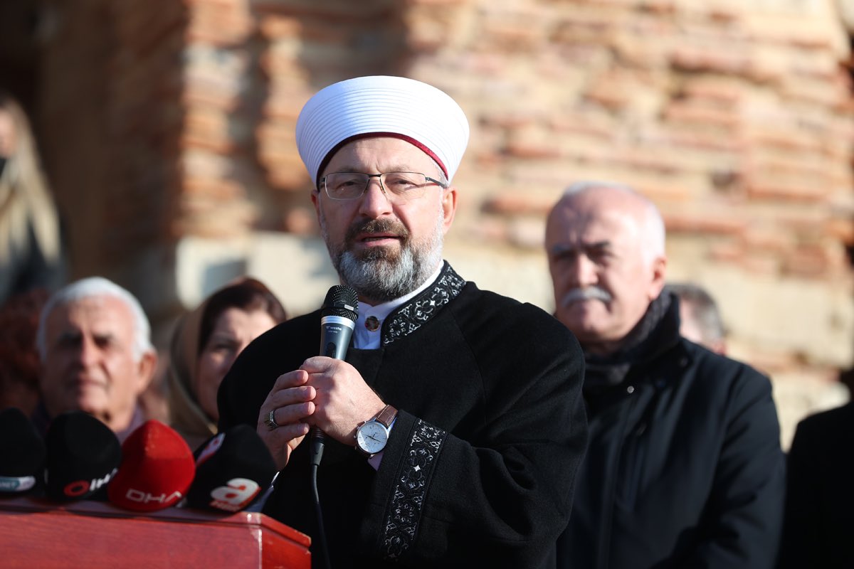 BaharKimyongur's tweet photo. La reconversion d’une église grecque en mosquée par Ali Erbaş, ministre du culte sunnite (#Diyanet) la veille de Noël (!) est une nouvelle provocation de la dictature Erdogan envers les minorités chrétiennes.
Tout démocrate sincère devrait dénoncer ce crime. https://t.co/2AuexWqwtf