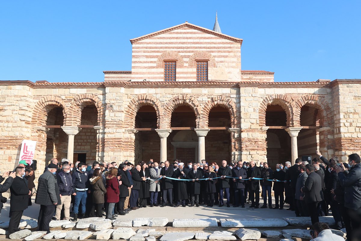BaharKimyongur's tweet photo. La reconversion d’une église grecque en mosquée par Ali Erbaş, ministre du culte sunnite (#Diyanet) la veille de Noël (!) est une nouvelle provocation de la dictature Erdogan envers les minorités chrétiennes.
Tout démocrate sincère devrait dénoncer ce crime. https://t.co/2AuexWqwtf