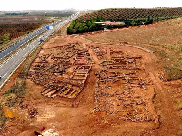 Saboraocio's tweet photo. Yacimiento visitable del Cerro de las Cabezas. #Valdepeñas #CiudadReal
.
En una meseta, los íberos encontraron un enclave defensivo para su refugio, con el río Jabalón de foso. Así nació la ciudad #oppida. https://t.co/dmuxcmHneE #Saboraocio @culturavaldepen @AytoValdepenas https://t.co/gFiMKgfHB7
