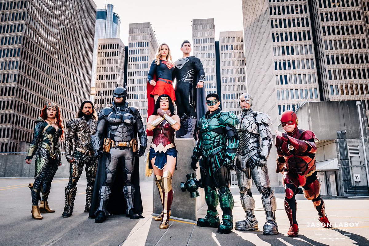Merry Christmas from the League!  I hope you’re all enjoying this holiday season and are spending this time off with the people you love.
📸: The insanely talented @Jason24cf 
#ZackSnydersJusticeLeague #JusticeLeague #justiceleaguecosplay #RestoreTheSnyderVerse #MerryChristmas