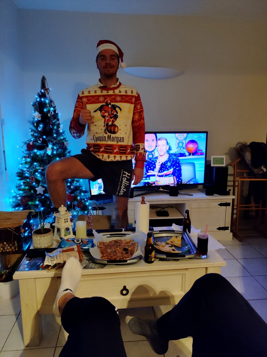 Coc0vich's tweet photo. C'est pour quand les pizzas Xav et @ianmahinmi ? #NBAXmas #NBAExtra https://t.co/LOS2AKUmqc