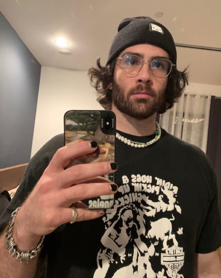 hasanscussy's tweet photo. #hasantwtselfieday #hassyholidays 
Merry Christmas to my favorite himbo, @hasanthehun and his amazing community 💕 https://t.co/qgJU3MNlZt