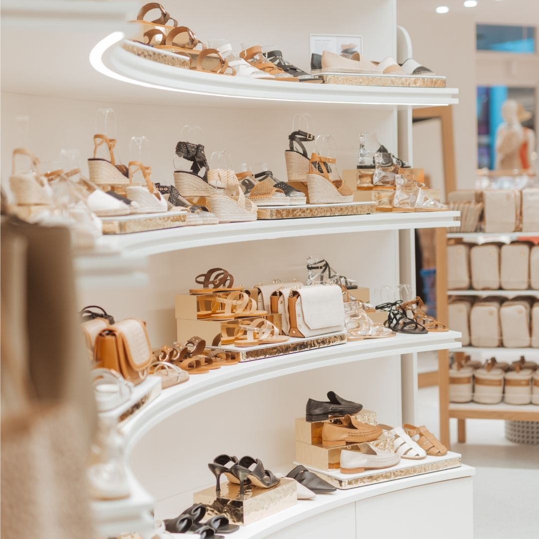 AdelaideAirport's tweet photo. Put your best foot forward in 2022 🚶♀️
seed have 25% off of all women's footwear until Monday 3rd January! 👡
Seed Adelaide Airport, located on Level 2 and open Mon–Fri 8am-4pm and on weekends 11-4pm.
#AdelaideAirport #FlyADL #ShopADL #EnjoyADL #Seed #SeedHeritage https://t.co/v4MXI2KCQQ
